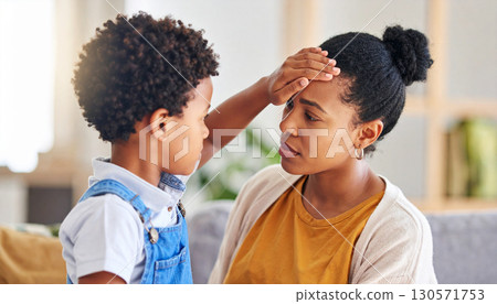 孩子將手放在母親額頭上測量母親的體溫 130571753