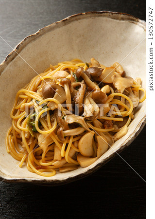 日式蘑菇奶油醬油義大利麵 日式蘑菇奶油醬油義大利麵 130572747