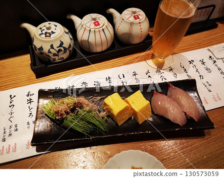 壽司店裡的壽司 130573059