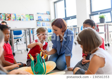 Interactive science teaching with children in primary class. 130581353