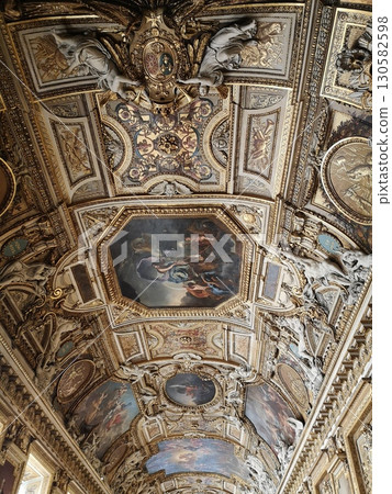 Paris sightseeing 130582598