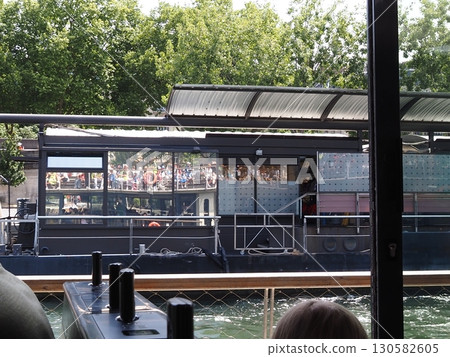 Paris sightseeing 130582605