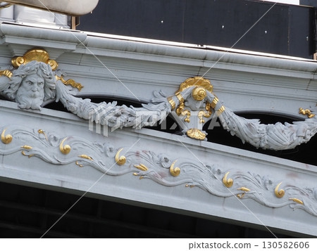 Paris sightseeing 130582606