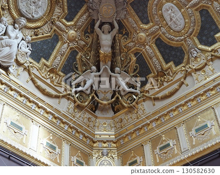 Paris sightseeing 130582630