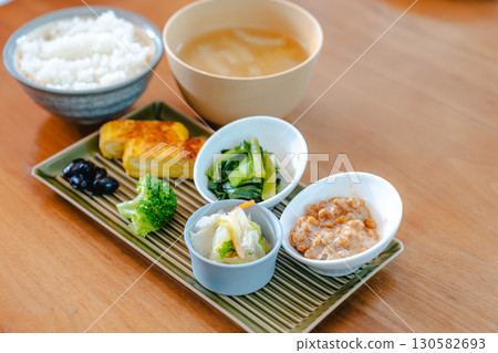 日式早餐:米飯、味噌湯、納豆、玉子燒 日式早餐:米飯、味噌湯、納豆、玉子燒 130582693