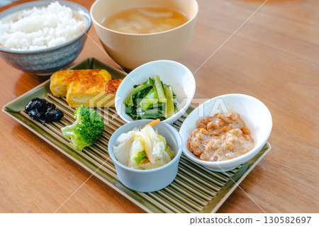 日式早餐:米飯、味噌湯、納豆、玉子燒 日式早餐:米飯、味噌湯、納豆、玉子燒 130582697