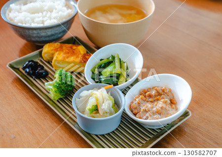 日式早餐:米飯、味噌湯、納豆、玉子燒 日式早餐:米飯、味噌湯、納豆、玉子燒 130582707