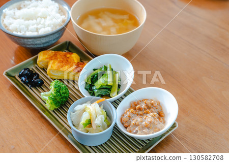 日式早餐:米飯、味噌湯、納豆、玉子燒 日式早餐:米飯、味噌湯、納豆、玉子燒 130582708