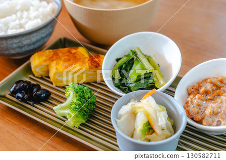 日式早餐：米飯、味噌湯、納豆、玉子燒 130582711