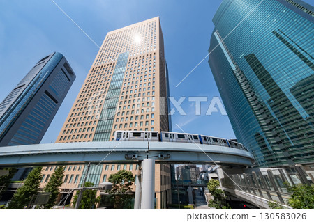 東京臨海新交通臨海線穿梭於摩天大樓之間 東京臨海新交通臨海線穿梭於摩天大樓之間 130583026