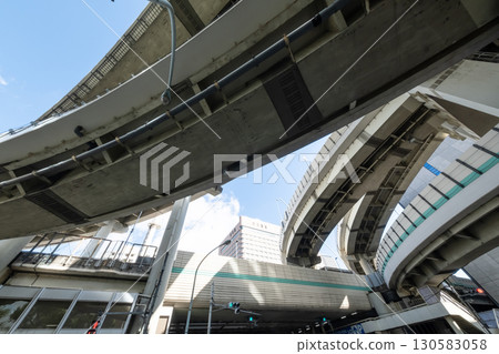 箱崎樞紐高架路位於高架軌道下方 箱崎樞紐高架路位於高架軌道下方 130583058