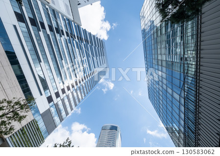 看摩天大樓的辦公室鎮的風景 看摩天大樓的辦公室鎮的風景 130583062