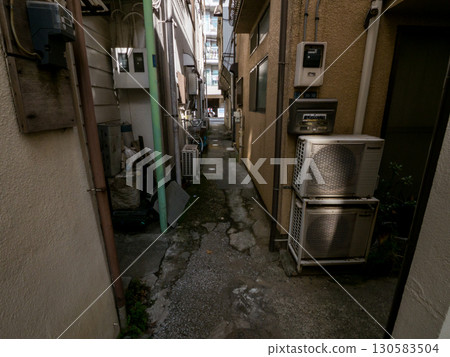 [Shinagawa Ward] Narrow alley next to the shopping street 130583504