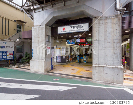 [Shinagawa Ward] The ticket gate at Shimoshinmei Station early in the morning 130583755