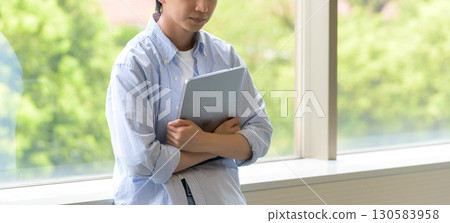 一名焦慮的男學生拿著筆記型電腦 130583958