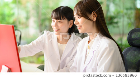 白人婦女 130583960