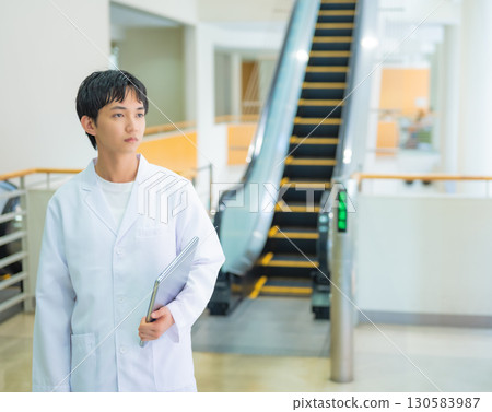 穿著白大褂的人的肖像 130583987