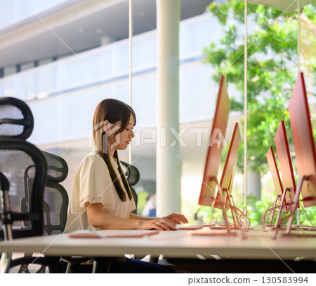 工作的女人 130583994