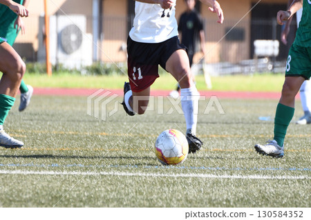 運球的足球運動員 運球的足球運動員 130584352