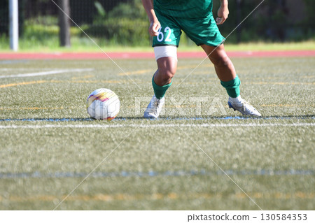 運球的足球運動員 運球的足球運動員 130584353