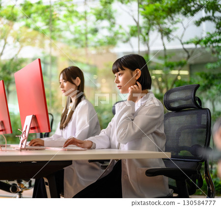 白人婦女 130584777