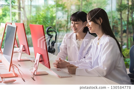 白人婦女 130584778