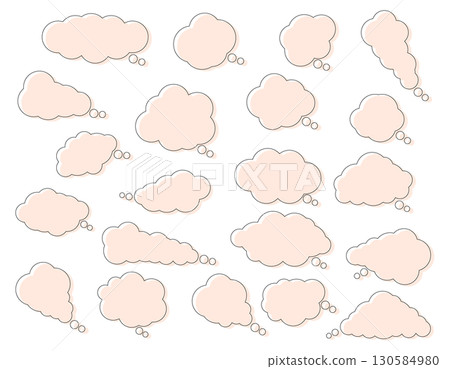 一組簡單的蓬鬆雲狀對話泡泡。顏色不匹配，粉紅色。 130584980