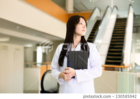 穿白大褂的女人 130585042