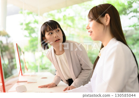 穿白大褂的婦女和女商人、醫藥代表等。 穿白大褂的婦女和女商人、醫藥代表等。 130585044