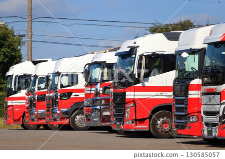 一排大型卡車的圖片 130585057