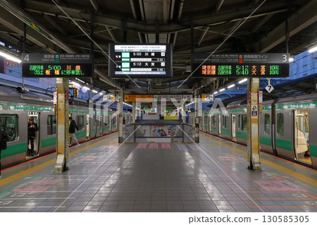 凌晨5點：埼京線池袋月台 130585305