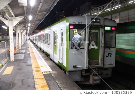 晚上停在高崎站的八公線 Kiha 110 系列列車 130585359