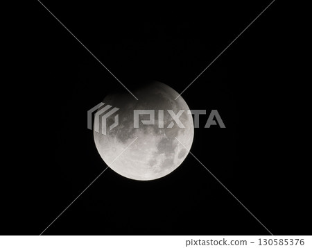 月食遮擋了部分滿月 130585376