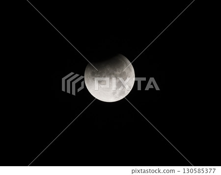 月食遮擋了部分滿月 130585377