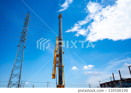 伸向天空的起重機臂和輸電塔 c-1 130586198