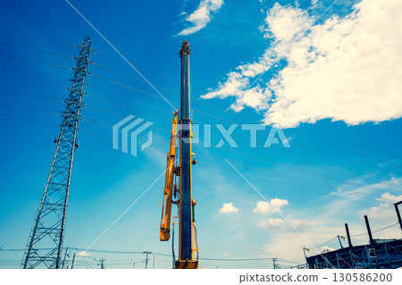 伸向天空的起重機臂和輸電塔 c-3 強調暖色和冷色 伸向天空的起重機臂和輸電塔 c-3 強調暖色和冷色 130586200