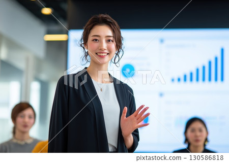 一位自信的日本女商人在演講中談論未來 130586818
