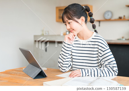 小學和國中女生使用平板電腦學習和做作業 130587139