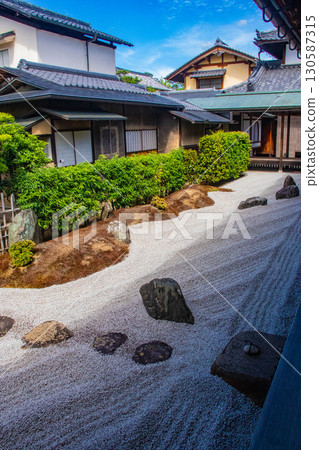[Kyoto Scenery] Zuiho-in Temple: Dry Landscape Garden with a Cross, "Quiet Garden" 130587315