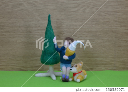 Child with soft serve ice cream 130589071