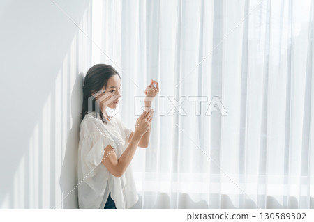 做身體護理的女性 做身體護理的女性 130589302