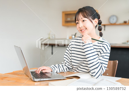 小學和國中女生和在家使用電腦學習的兒童 130589732