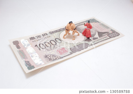 Miniature Figures Wrestling on Japanese Yen Banknote Miniature Figures Wrestling on Japanese Yen Banknote 130589788