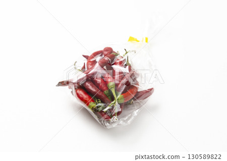 白色背景下的新鮮辣椒 130589822