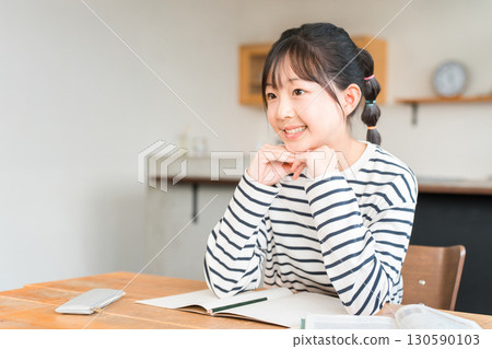 在家學習,家庭作業,在客廳學習的國中生,高中生,小學生,女學生 在家學習,家庭作業,在客廳學習的國中生,高中生,小學生,女學生 130590103