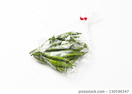 白色背景上的青辣椒 白色背景上的青辣椒 130590347