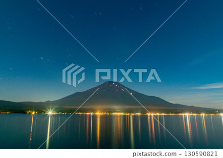 [Yamanashi Prefecture] Mount Fuji seen from Lake Yamanaka, the lights of the mountain huts and the sparkling lakeside, twilight 130590821