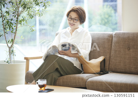 Senior woman relaxing on the sofa 130591151