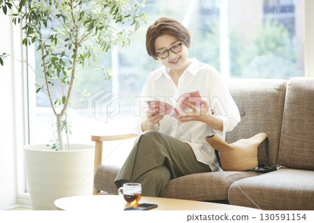 放鬆在沙發上的資深婦女 130591154