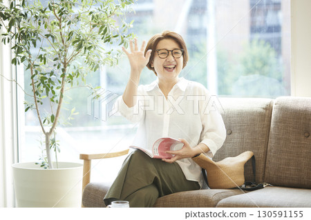 Senior woman relaxing on the sofa 130591155